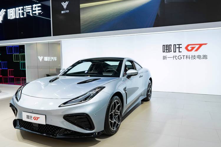 惠州27哪吒汽车在智能汽车领域的表现，领途汽车在新能源汽车市场中的影响力